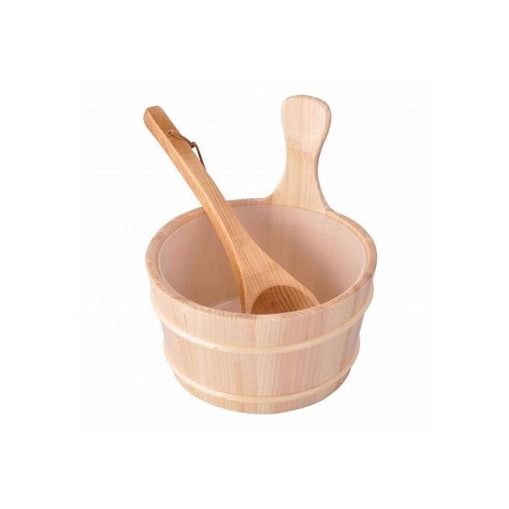 Balde de madera y cucharón